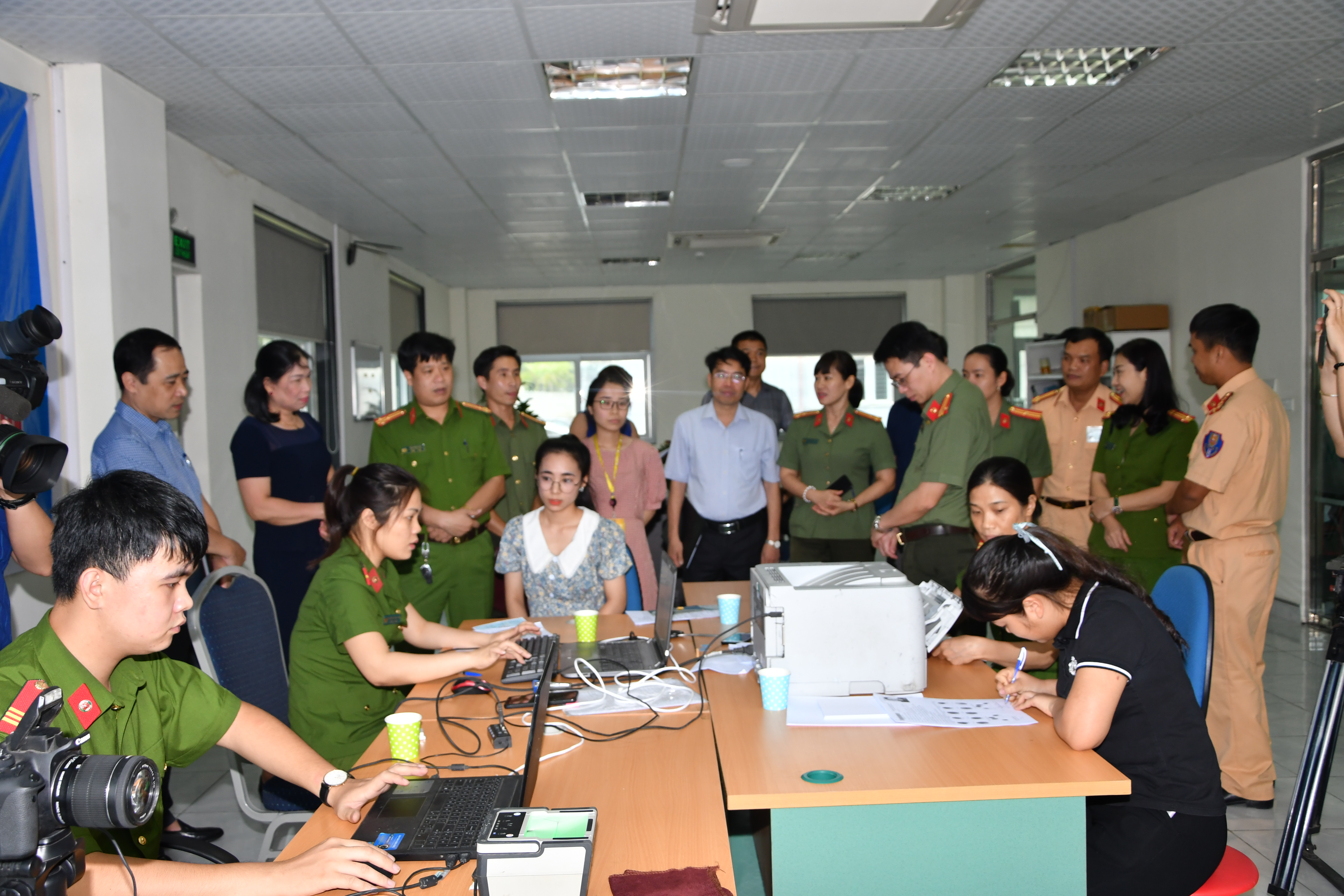 Công an các quận hoàn thành 27.837 hồ sơ cấp căn cước công dân